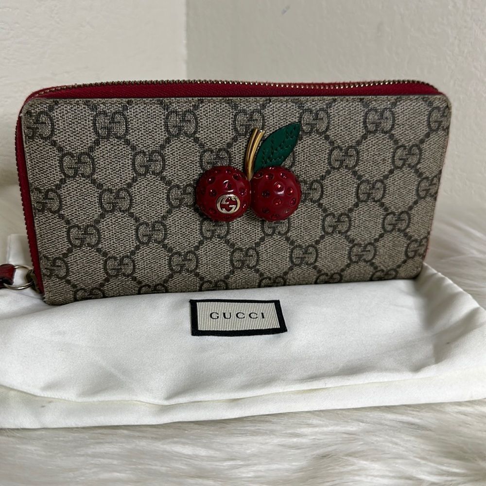 💯Authentic Gucci Beige/Red GG Supreme Canvas Cherry Zip Around Wallet🍀